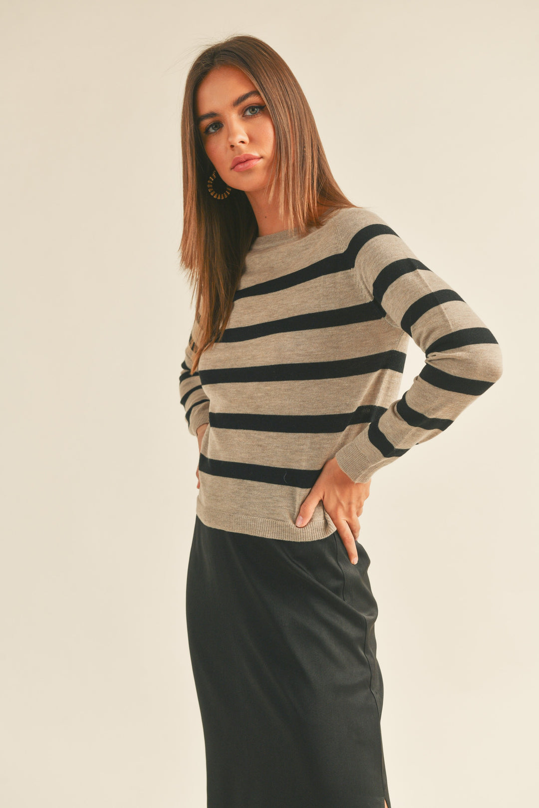 STRIPE ROUND NECK SWEATER